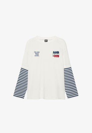 Chemise blanche à manches longues avec bas de manches rayés bleu et blanc, texte « NOUS PRENONS SOIN DE VOS MARCHANDISES » et motif coloré sur la poitrine.