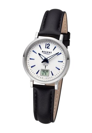 Montre argentée avec un cadran blanc, des marqueurs bleus et un affichage numérique. Bracelet en cuir noir avec une finition texturée et boîtier en acier inoxydable.