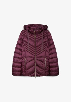 Veste à capuche matelassée en violet foncé avec zip sur le devant, deux poches zippées et capuche avec cordon de serrage, posée à plat sur un fond blanc.