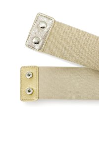 Cintura elastica beige con bottoni a pressione metallici e estremità in pelle testurizzata, che si sovrappongono parzialmente su uno sfondo bianco.