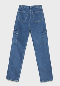 Pantalones cargo de mezclilla holgados en azul medio, con múltiples bolsillos, cintura alta y diseño de pierna recta con detalles de costura visibles.