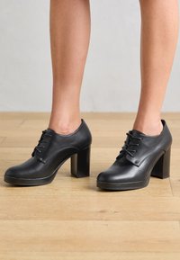 Augstpapēžu sandales - black