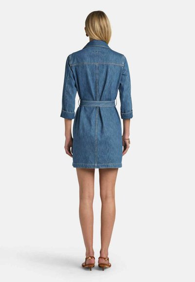 Denimkjole med bælte i taljen, trekvartlange ærmer og krave. Lys blå farve, let struktureret stof, knælængde.