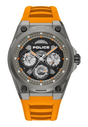 Kello, jossa oranssi kumiranneke, harmaa metallikotelo, musta ja harmaa taulu, "POLICE"-logo, kolme pienempää kellotaulua näyttämässä 24 tunnin, päivän ja päivämäärän toiminnot.