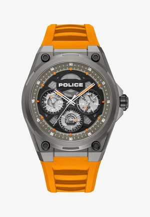 Hodinky s oranžovým gumovým remienkom, sivým kovovým puzdrom, čierným a sivým ciferníkom, logom "POLICE", tromi ciferníkmi zobrazujúcimi 24-hodinový čas, deň a dátum.