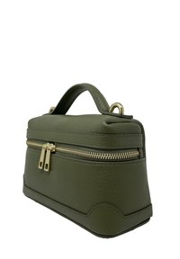 Grön läderväska med en texturerad yta, ett handtag upptill och guld blixtlås, med rundade kanter och en kompakt design.