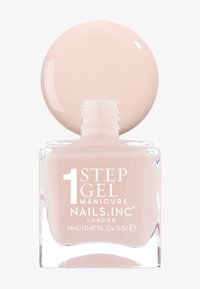 Nails Inc. gellak in een transparante glazen fles met een ronde, lichtroze dop. Bevat 14 ml zachte beige nagellak.