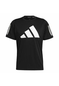Camiseta negra de manga corta hecha de tela suave, que presenta un gran logo blanco de Adidas en el frente y tres rayas blancas en cada hombro.