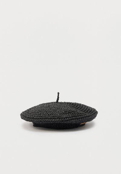 Μαύρος πλεκτός μπερέ με κοντό κορυφαίο στέλεχος, τοποθετημένος επίπεδα σε λευκό φόντο.