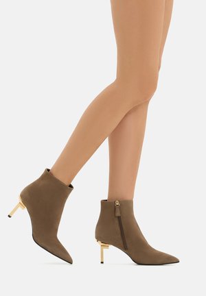 Stivaletti con tacco - brown
