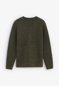 Suéter verde, textura de punto, cuello redondo, mangas largas, vista trasera, sin costuras visibles, tela suave, diseño casual, color sólido.