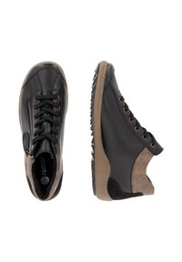Baskets montantes en cuir noir avec des accents en daim marron, dotées d'une fermeture éclair sur le côté, d'un devant à lacets et d'une semelle en caoutchouc texturé.