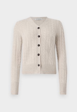 Beige gestrickte Strickjacke mit V-Ausschnitt, die ein Zopfmuster aufweist, fünf braune Knöpfe auf der Vorderseite und gerippte Bündchen sowie Saum hat.