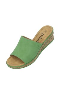 Sandalo scivolato in pelle verde con una tomaia ampia, soletta beige e suola in cuneo con texture. Logo del marchio impresso sul lato esterno.