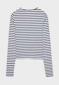 Dug rukavima u bijeloj i mornarskoj prugastoj boji, s okruglim izrezom i skraćenim rubom, izrađeno od rastezljivog pamuka.