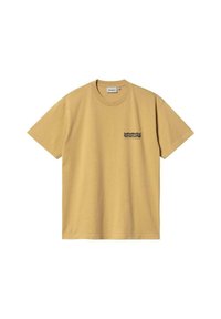 Camiseta de manga corta, color mostaza, hecha de algodón. Presenta un pequeño logo negro en el lado izquierdo del pecho, cuello redondo y corte estándar.