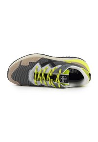 Sivi i bež sportski sneaker s mrežastim gornjim dijelom, neonskim žutim vezicama, crnim detaljima i teksturiranom gumenenom potplatom. Na jeziku se nalazi logo.