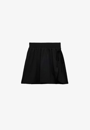 Falda negra de corte holgado, con cinturilla elástica y cordón ajustable. La tela parece suave con un diseño fluido y sin patrones visibles.