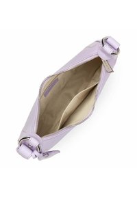 Pochette in pelle viola con zipper argento, dettagli ad hardware circolare e rivestimento interno beige. Design slim con tasche interne minime.