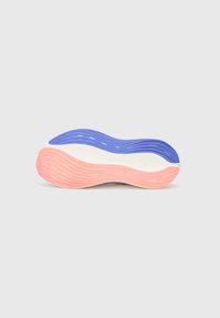 Semelle de chaussure avec un design en vagues, avec une couche supérieure violette, une couche intermédiaire blanche et une couche inférieure rose, fabriquée en caoutchouc flexible avec des détails découpés.