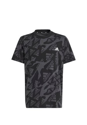 Sort Adidas t-shirt med korte ærmer med grå abstrakte mønstre og gentagne Adidas-logoer, med et lille hvidt Adidas-logo på brystet.