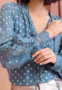 Love & Roses V NECK  - Bluza - blue metallic