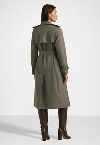 Lauren Ralph Lauren DOUBLE BREASTED BELTED TRENCH COAT - Καμπαρντίνα - olive fern