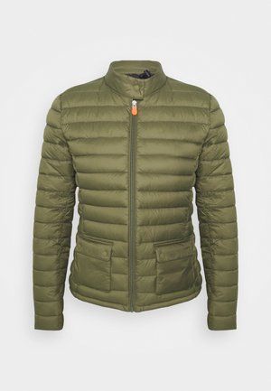 Veste matelassée légère de couleur vert olive avec manches longues, col montant, fermeture éclair à l'avant et deux poches à rabat boutonné à la taille.