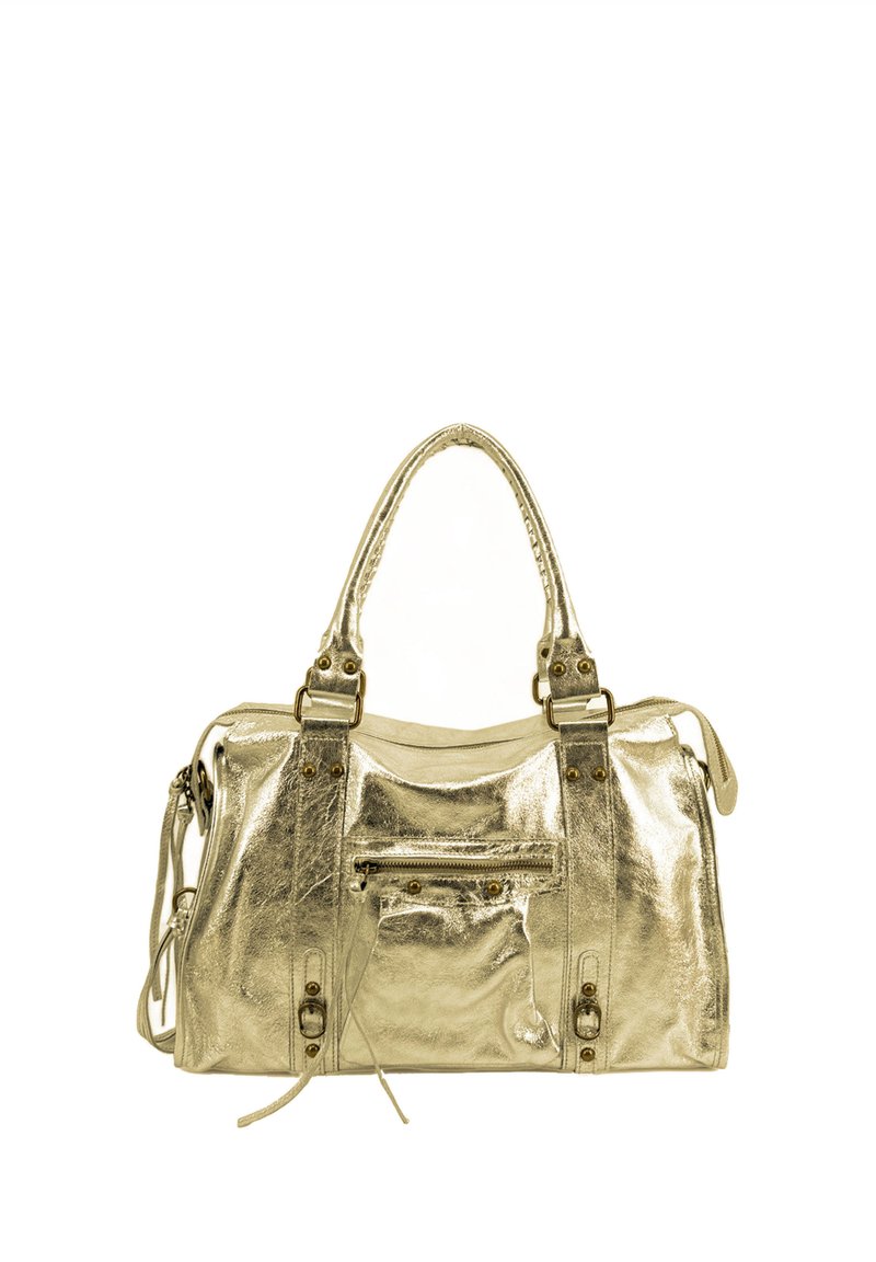 Sac à main en métal doré avec des poignées roulées, une poche zippée et des accessoires décoratifs. Texture lisse avec une forme structurée.