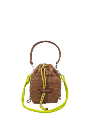 Sac seau tissé marron avec poignée en cuir, fermeture à cordon jaune, bandoulière jaune fluo et étiquette "Craie Studio".