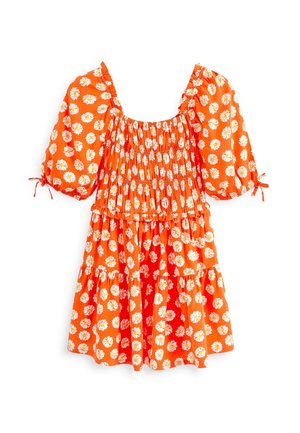 Orange kort kjole med pufærmer, hvid margueritblomstret print, smocket overdel og opsamlet lagdelt nederdel.