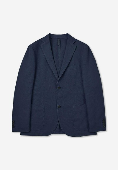 Marineblauwe blazer van gestructureerde stof, met een eenknoopssluiting, notch revers, twee voorkanten zakken en knoopmanchetten.