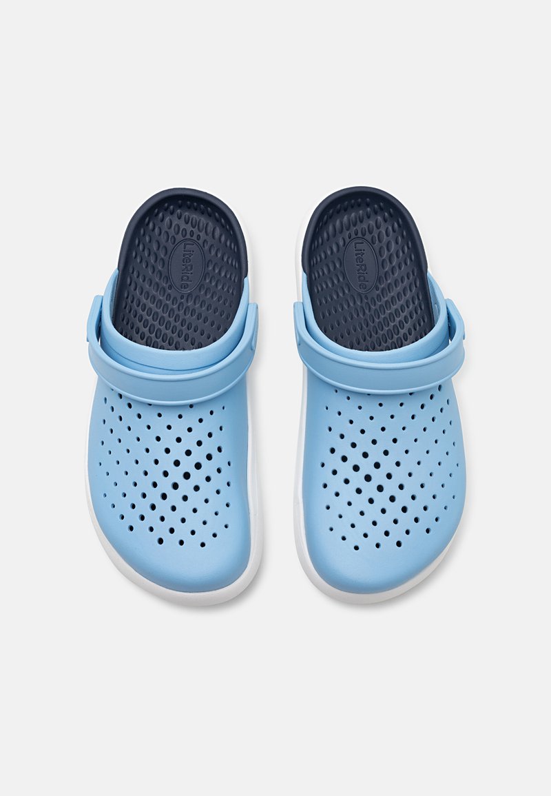 Blaue Kunststoff-Clogs mit Lochmuster, weißer Sohle und marineblauem Innenraum. Verfügt über einen verstellbaren Riemen für einen sicheren Sitz.