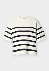 Λευκό πλεκτό πουλόβερ με κοντά μανίκια και μαύρες οριζόντιες ρίγες στο σώμα και τα μανίκια, στρογγυλή λαιμόκοψη και ετικέτα της μάρκας ECOALF στο εσωτερικό γιακά.