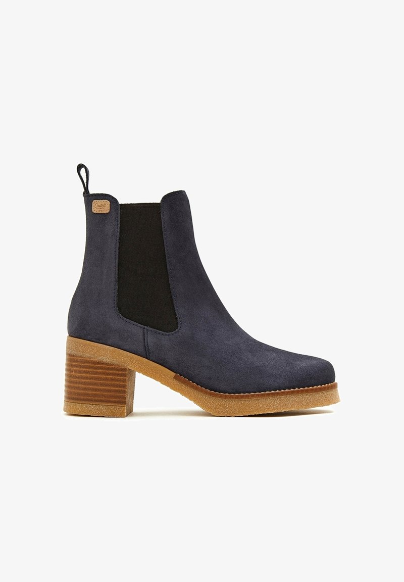 Botas de ante azul marino hasta el tobillo con paneles laterales elásticos, puntera redonda y un tacón de madera grueso. Complementadas por una suela de goma texturizada.
