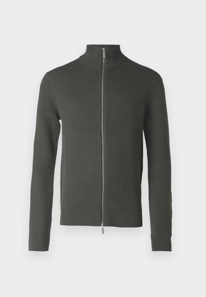 Σκούρο πράσινο πουλόβερ με φερμουάρ, ριγέ υφή, ψηλός λαιμός, στενή εφαρμογή, διαθέτει ασημί φερμουάρ και εφαρμοστές μανσέτες και στρίφωμα.