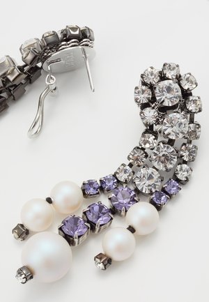 Zilveren oorbellen met heldere en paarse edelstenen, versierd met grote en kleine parels, voorzien van een steker en clip sluiting.