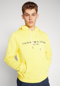 Tommy Hilfiger LOGO HOODY - Felpa con cappuccio - eureka yellow