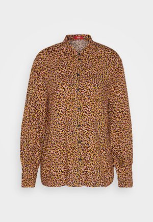 Camisa de manga larga con botones en un patrón abstracto multicolor de naranja, rosa y negro sobre un fondo claro, con cuello.