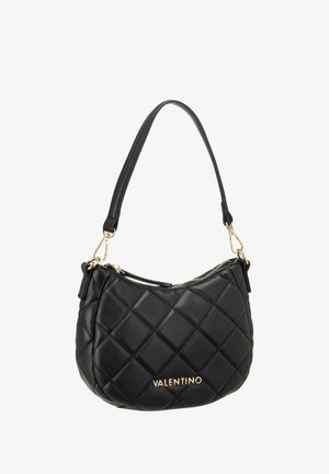 Černá prošívaná kožená kabelka s zakřiveným tvarem, zlatými detaily a logem na přední straně. Má jeden ramenní popruh.