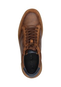 Sneaker in pelle marrone con lacci marrone scuro, superiore texturizzato e colletto imbottito nero, visto dall'alto su uno sfondo bianco.