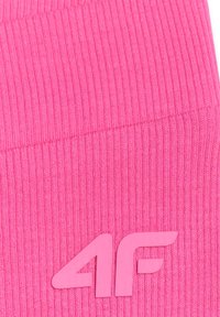 Tissu tricoté côtelé rose avec logo "4F" en relief de la même couleur rose en bas au centre.