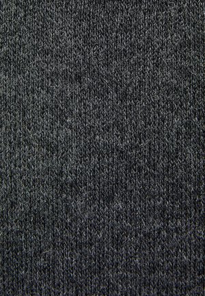 Tessuto lavorato a maglia grigio scuro con un aspetto texturizzato, caratterizzato da un motivo uniforme e da leggere variazioni nello spessore delle fibre.