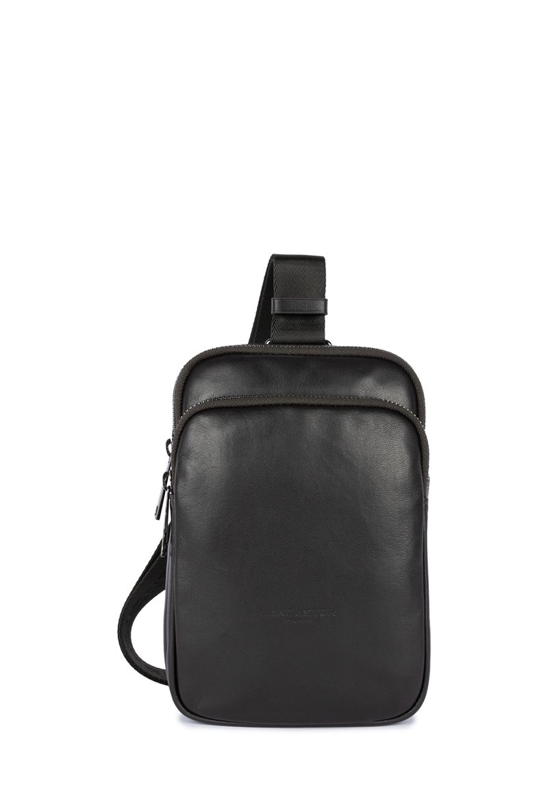 Borsa a tracolla nera in pelle con texture liscia, forma rettangolare, zip superiore e tracolla regolabile. Logo del marchio impresso sulla parte frontale.