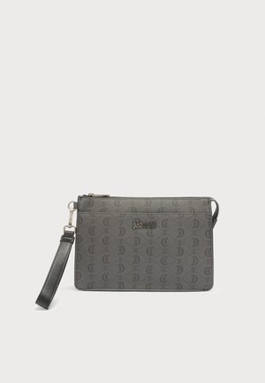 Szürke csuklópántos táska ismétlődő "JC" mintával, ezüst "Just Cavalli" logóval és levehető fekete bőrpánttal, fehér háttéren.