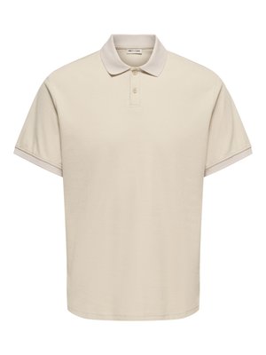 Polo beige à manches courtes avec deux boutons et col et poignets côtelés, étiqueté "ONLY & SONS" à l’intérieur du col.