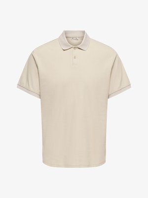 Polo beige à manches courtes avec deux boutons et col et poignets côtelés, étiqueté "ONLY & SONS" à l’intérieur du col.