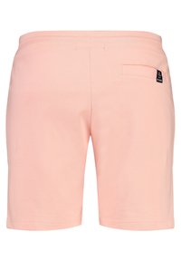 Pinke Shorts aus weichem Stoff mit einem Bund, einer Gesäßtasche und einem Markenetikett auf der rechten Seite. Einfaches, glattes Design.