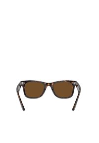 Occhiali da sole tartarugati marroni con lenti quadrate e astine sottili in acetato. Le lenti sono marroni con una leggera sfumatura degradante.