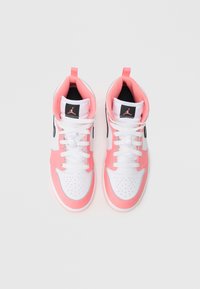 Pantofi sport înalți cu design alb și roz, piele netedă, vârf perforat, accente negre și șireturi albe.